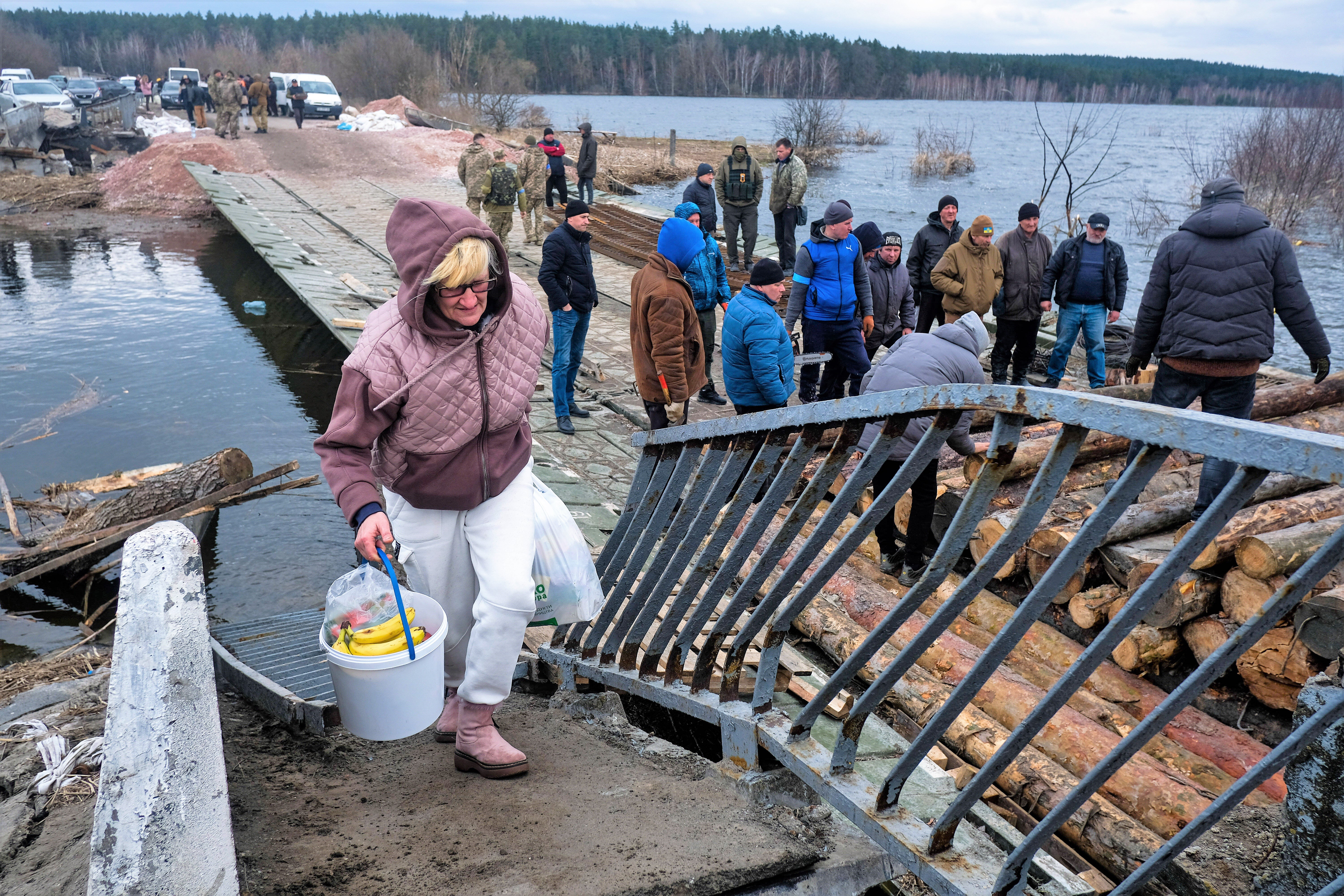 Russische Armee baut schwimmende Brücke bei Cherson - Armee bereite seine Flucht vor!