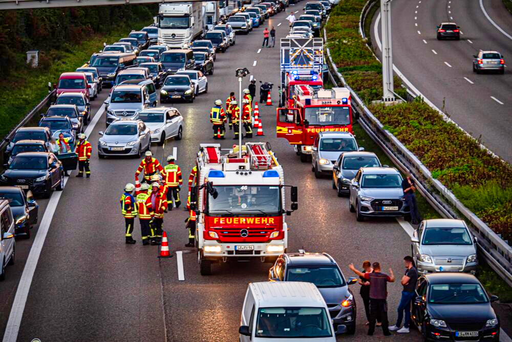 Vollsperrung! Nach Unfall - Stau auf gleich zwei Autobahnen!