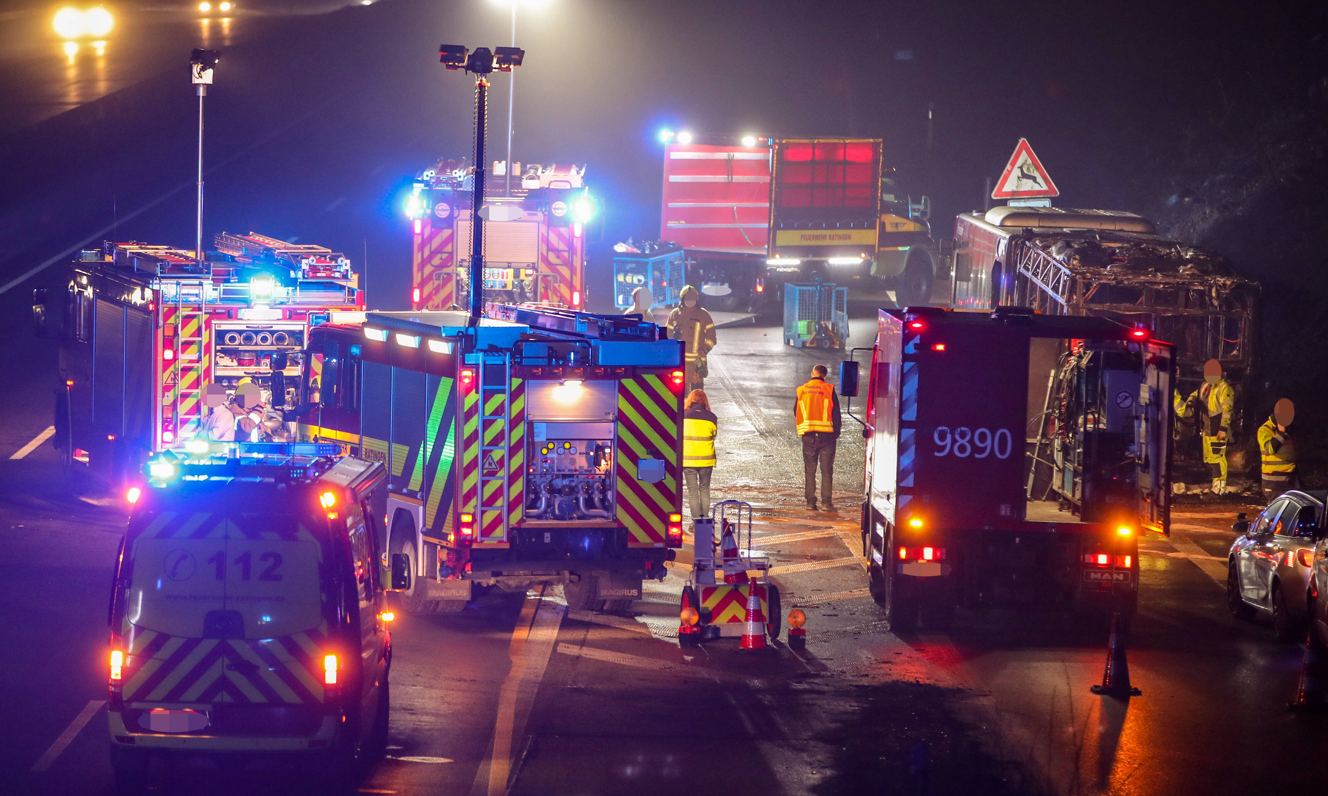 Massenkarambolage auf der Autobahn! Vollsperrung - Unfall von 5 Fahrzeugen sorgt für mehrere Verletzte