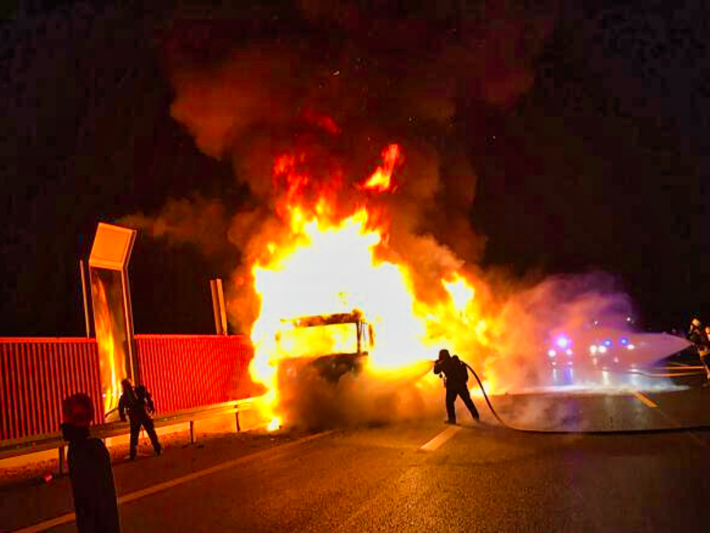 Vollbesetzter Linienbus gerät bei Stopp an Ampel in Brand - Flammen-Inferno in Frankfurt!