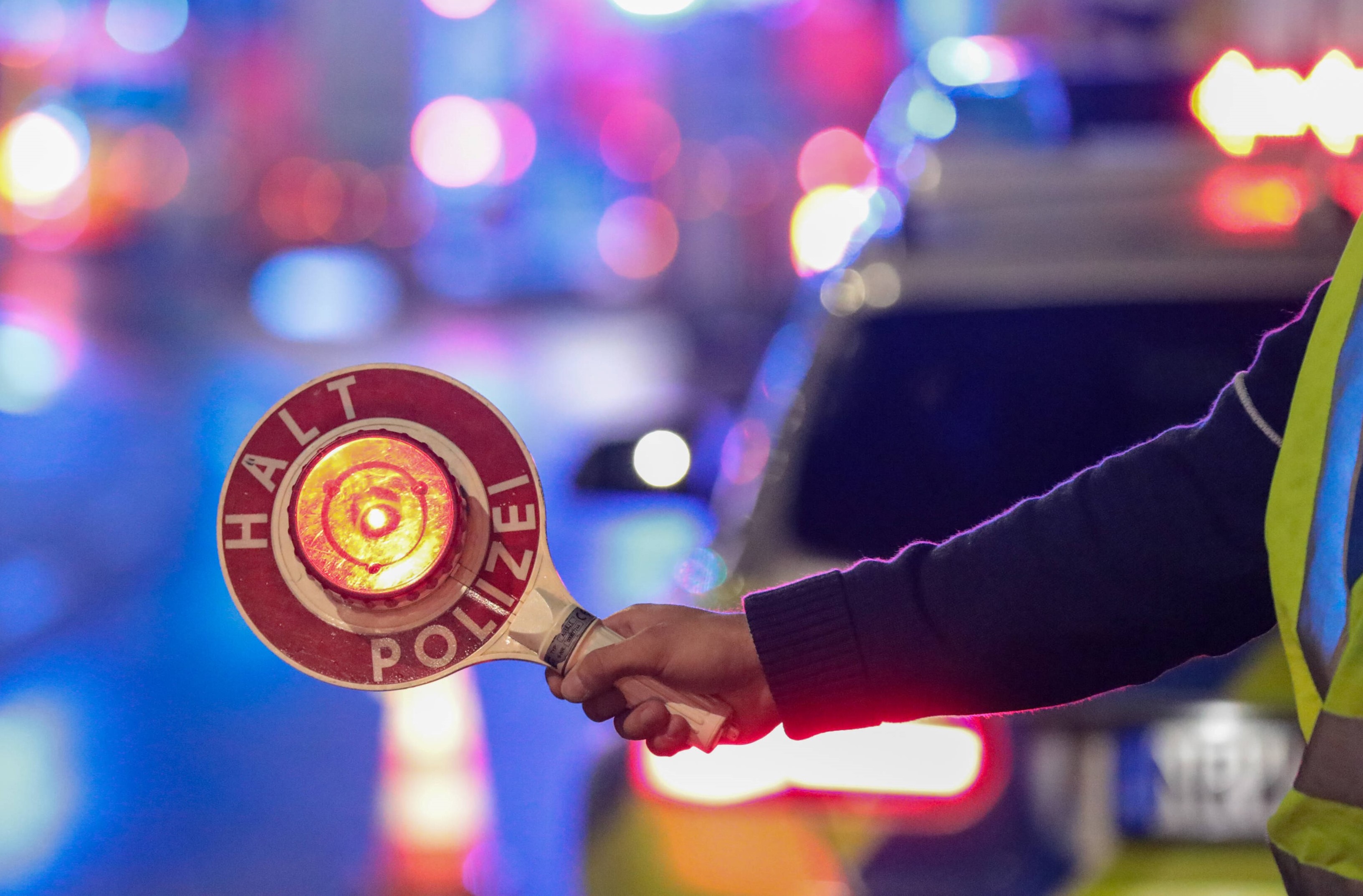 Einfach unglaublich! - Geisterfahrerin klaut Streifenwagen und flieht mit Blaulicht auf der Autobahn!