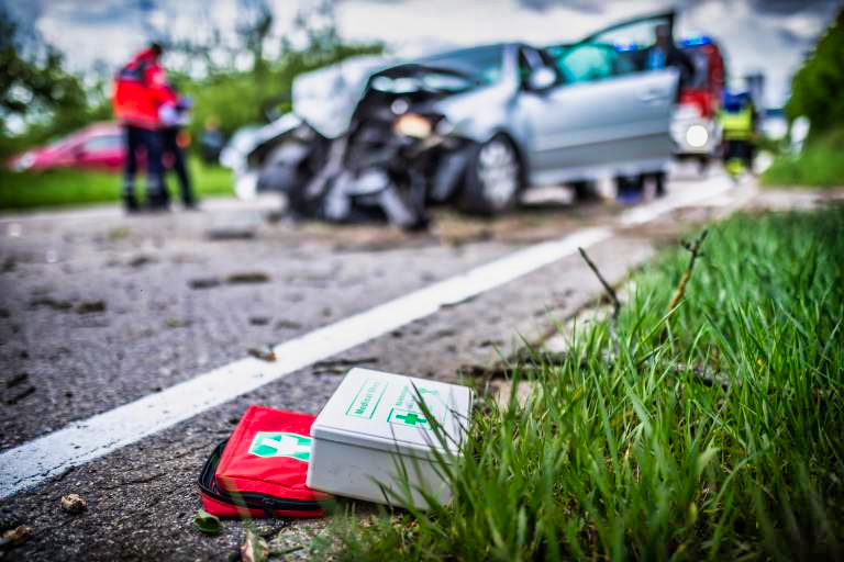 Tödlicher Unfall - Zwei Motorradfahrer und ein PKW involviert - 1 Todesopfer gemeldet!