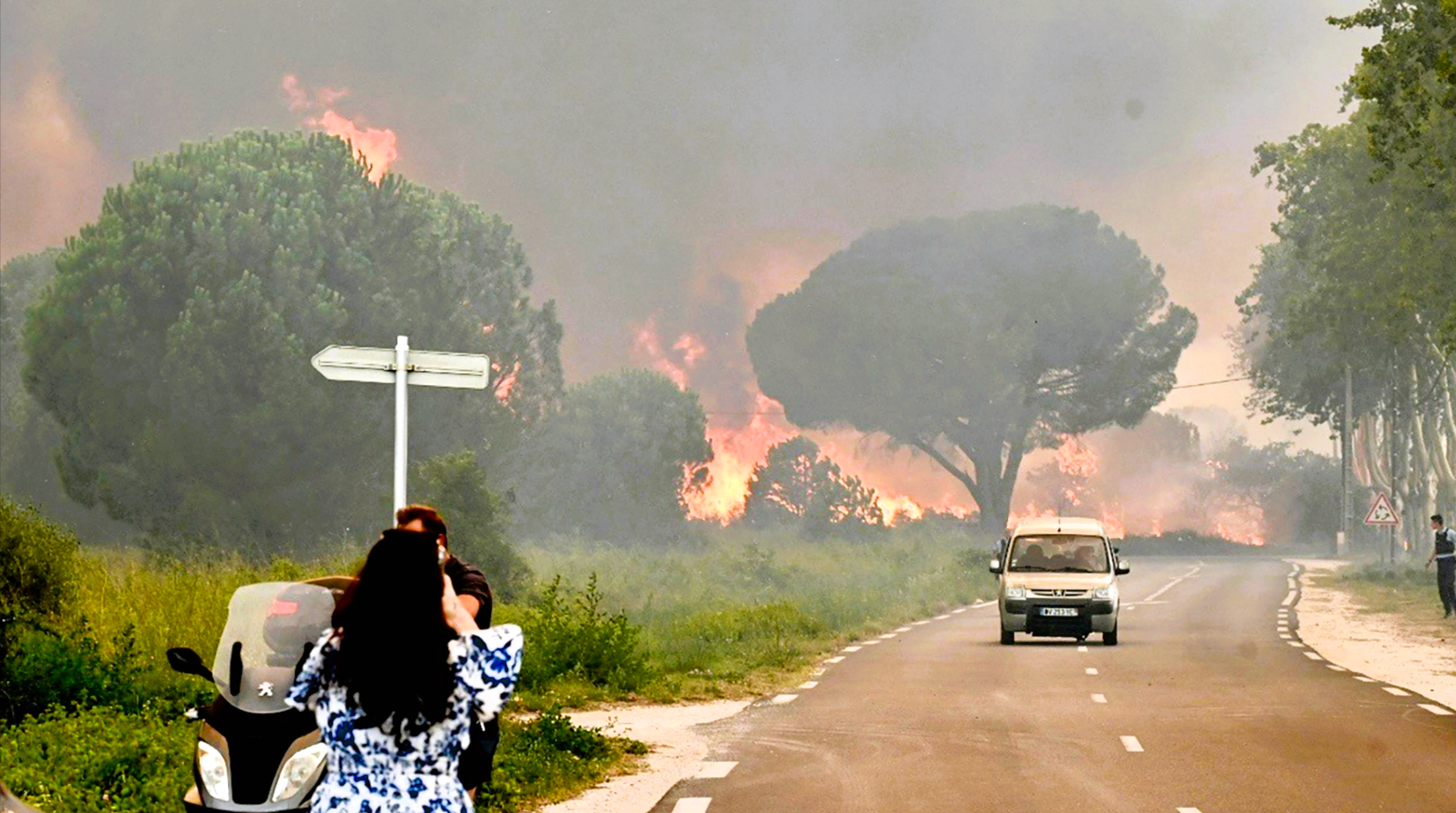 Jetzt brennt Frankreich! 3.000 Urlauber evakuiert - Feuerinferno in Feriengebiet!