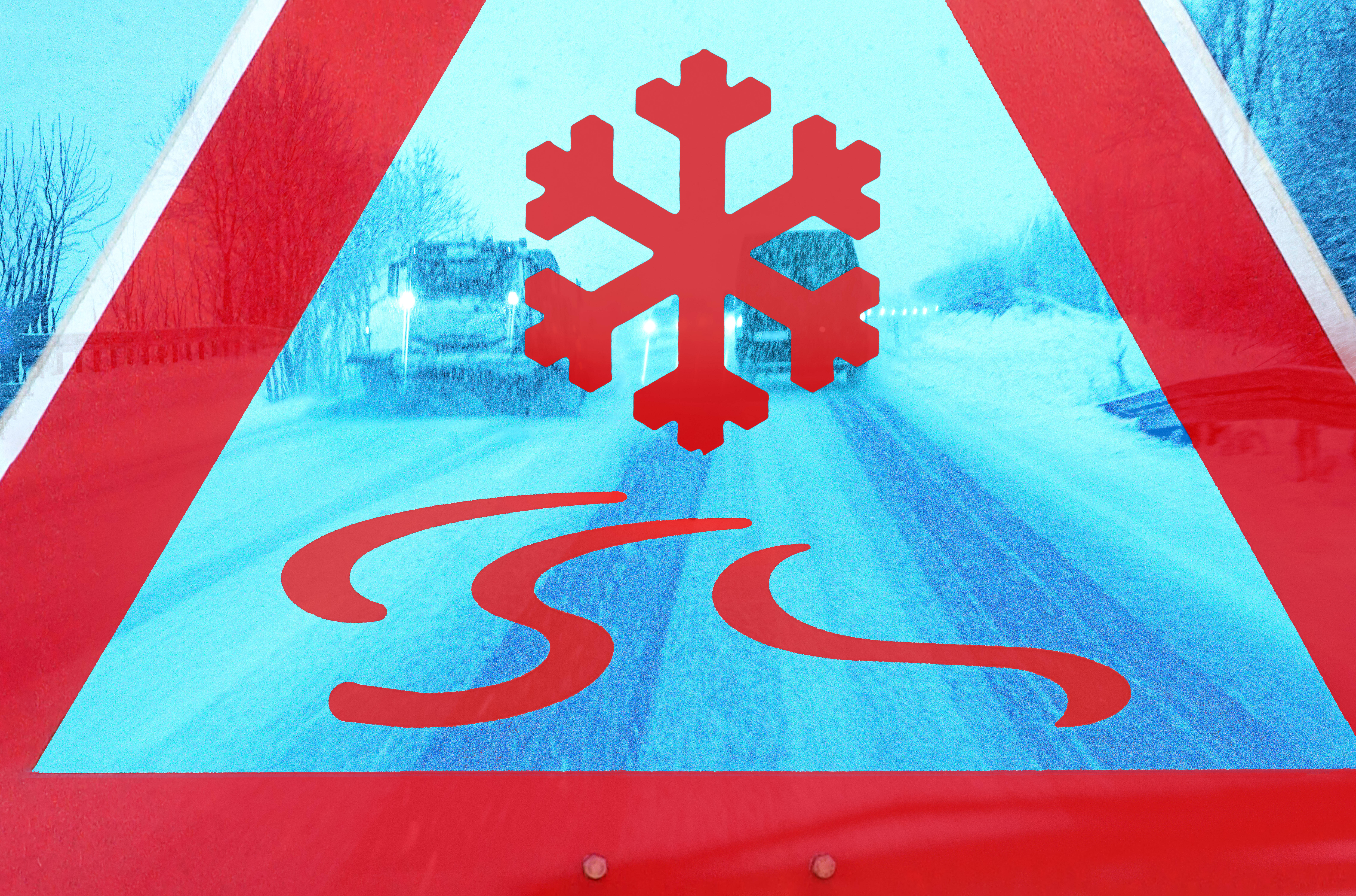 Massencrash durch Blitzeis - Mindestens 20 Personen auf der Autobahn verletzt!