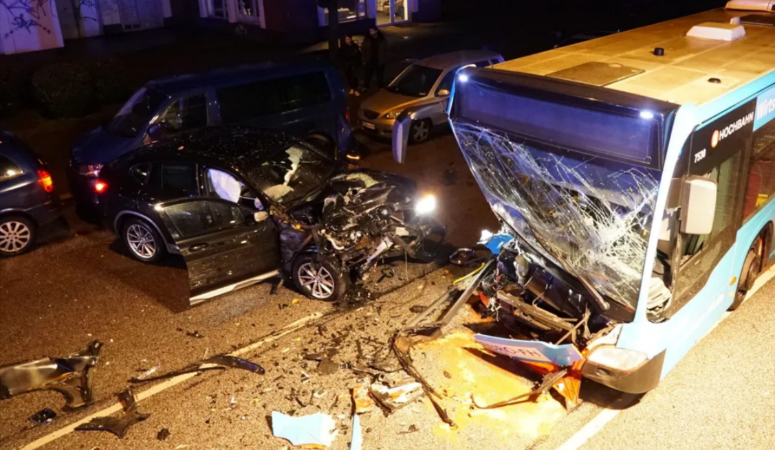 Betrunkener BMW-Fahrer rast in Linienbus - Mehrere Personen verletzt!