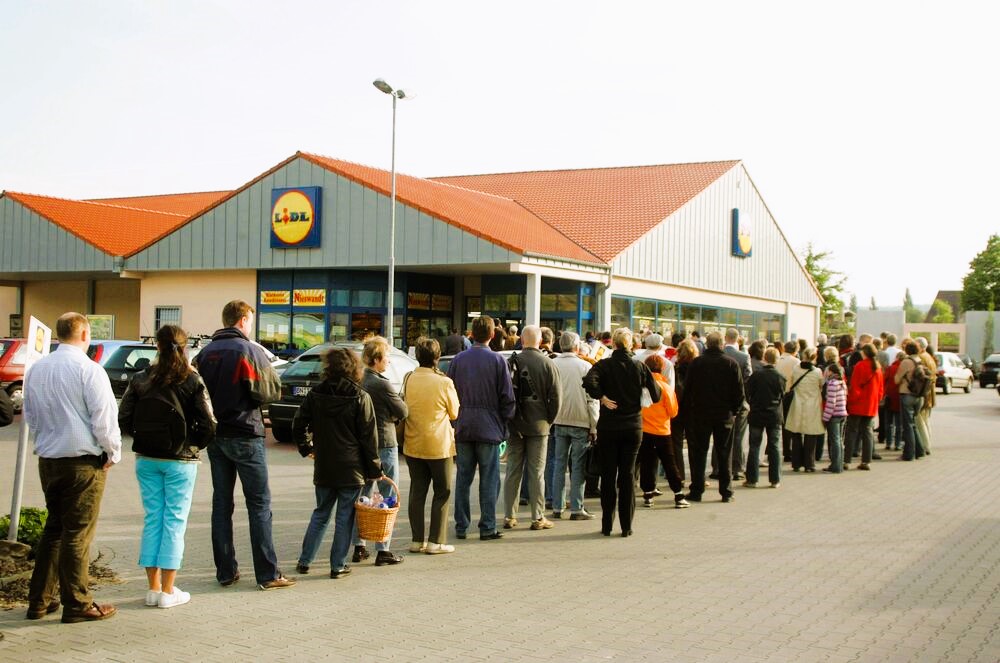 LIDL-Markt evakuiert! Feuerwehr rückt an - große Sorge nach seltsamen Gerüchen - was ist passiert?