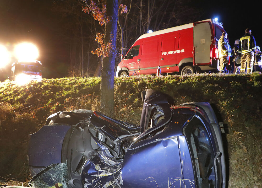 Auto rast in Fußgängergruppe - Schlimmer Unfall mit Fahrerflucht! Unfallfahrer lässt 3 Personen schwer verletzt zurück