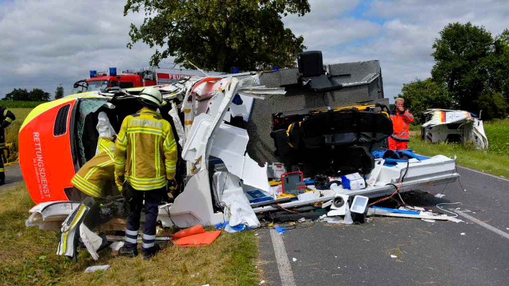 Rettungswagen kracht gegen einen Baum! - 4 Verletzte nach verunglücktem Überholmanöver