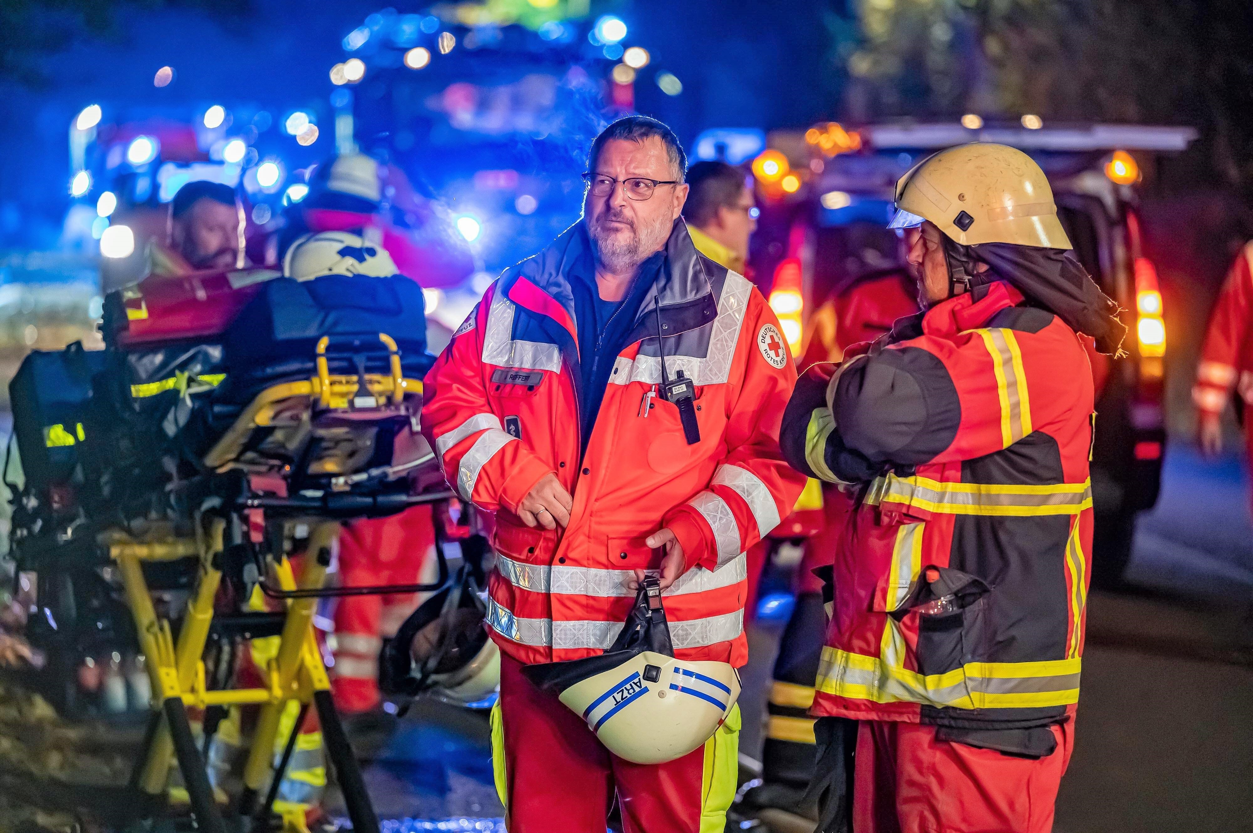 Massenkollision! Chaotischer Verkehrsunfall auf der Autobahn - Insgesamt 9 Menschen verletzt, 12 Autos beteiligt!