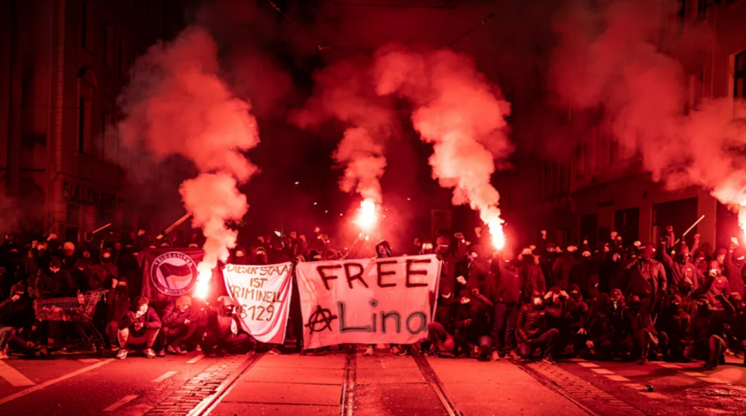 Angriff auf Polizeiwache in Leipzig! 300 Chaoten eingekesselt - Alarm nach Demo-Verbot!
