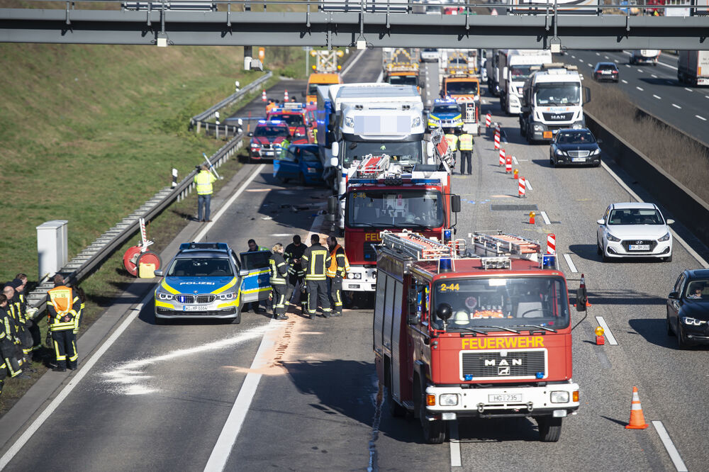Feuer auf der Autobahn - 18 KM Stau! Schwerer Brand eines LKW -Stahl brennt sich in Fahrbahn!