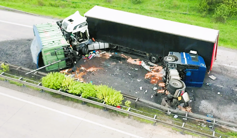 Vollsperrung! Schwerer LKW-Unfall auf der Autobahn - Verunglückter Lkw sorgt für Chaos im Ferienverkehr