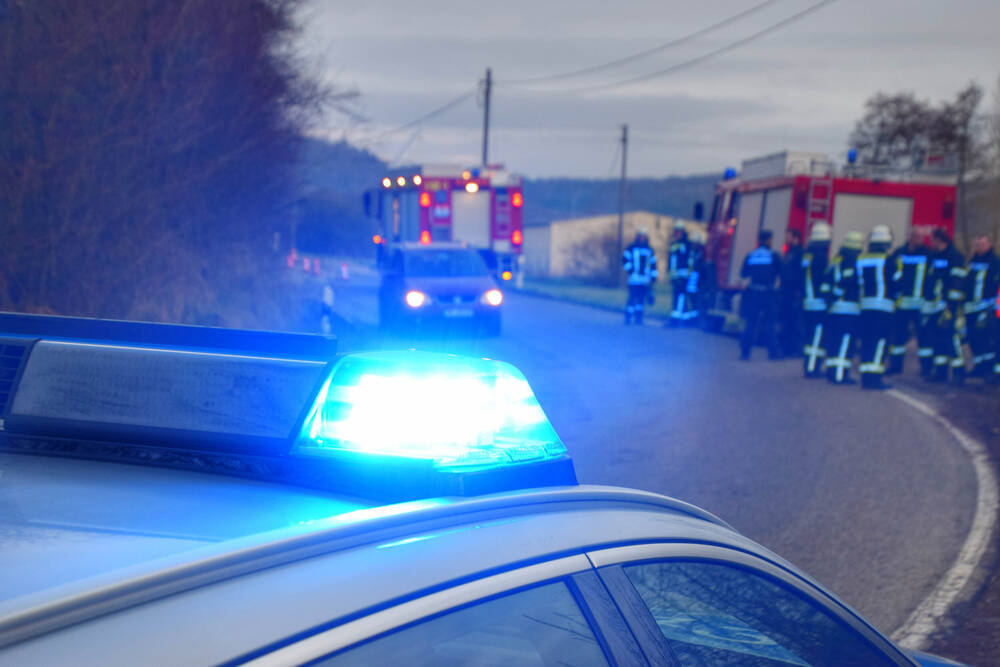 Tödlicher Unfall - VW-Fahrer kracht mit voller Wucht gegen einen Baum und stirbt im Fahrzeugwrack