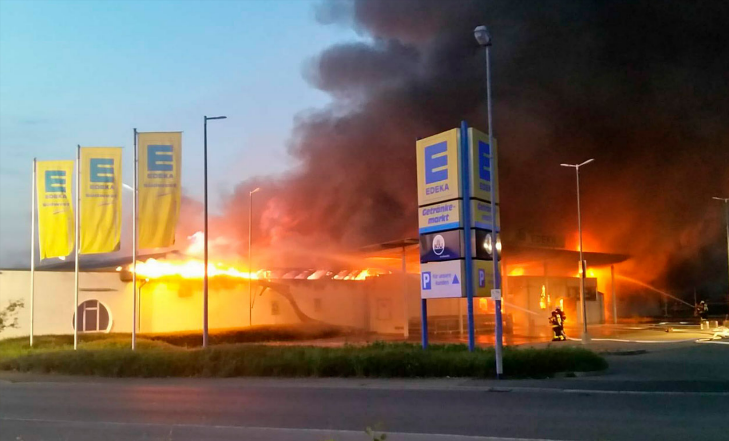 Edeka-Markt steht in Flammen! Brandkatastrophe zerstört komplette Filiale!
