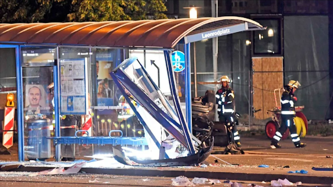 Trauer! Raser knallt in Bushaltestelle und tötet wartenden Jugendlichen (14)!