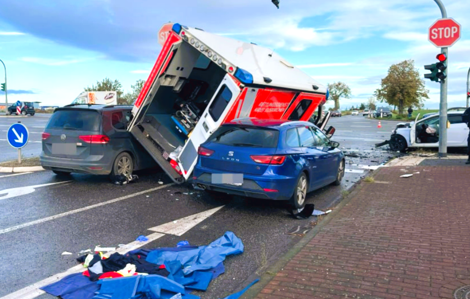 Ein Toter bei Rettungswagen Unfall! Ambulanz kracht in PKW - Frau erliegt ihren Verletzungen 